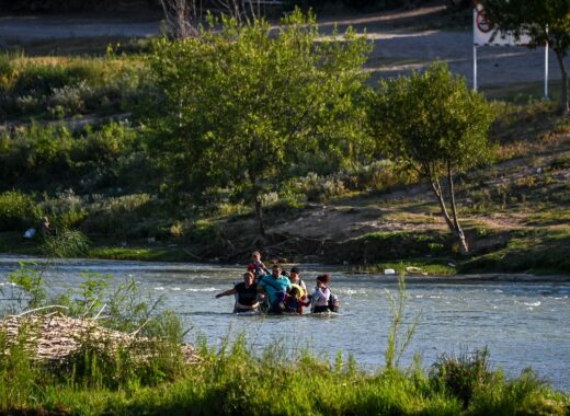 Venezolanos en el medio del Río Grande
