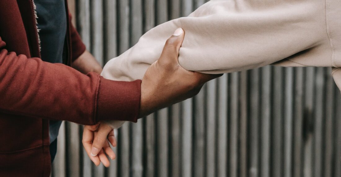 Foto de Keira Burton: https://www.pexels.com/es-es/foto/hombre-y-mujer-tomados-de-la-mano-6147244/