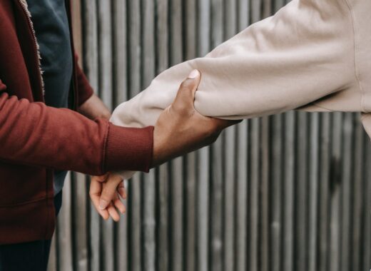 Foto de Keira Burton: https://www.pexels.com/es-es/foto/hombre-y-mujer-tomados-de-la-mano-6147244/