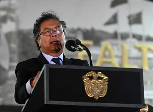 Gustavo Petro habla durante ceremonia de transmisión de mando