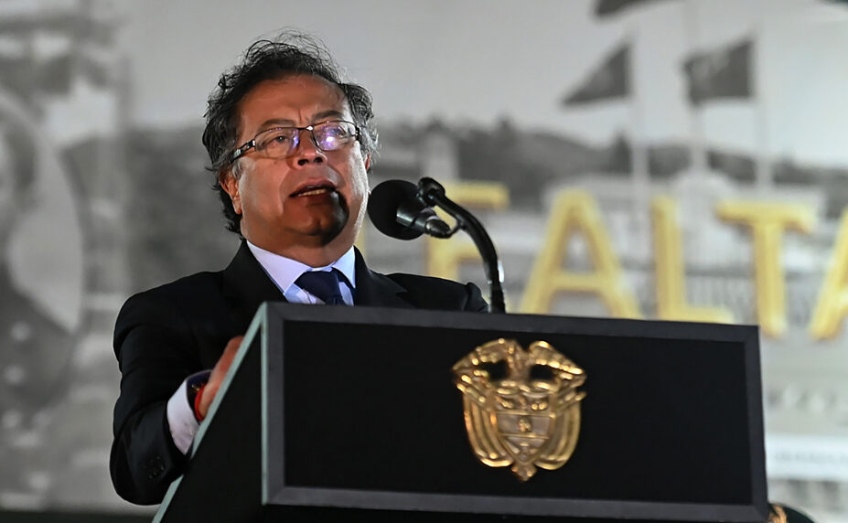 Gustavo Petro habla durante ceremonia de transmisión de mando