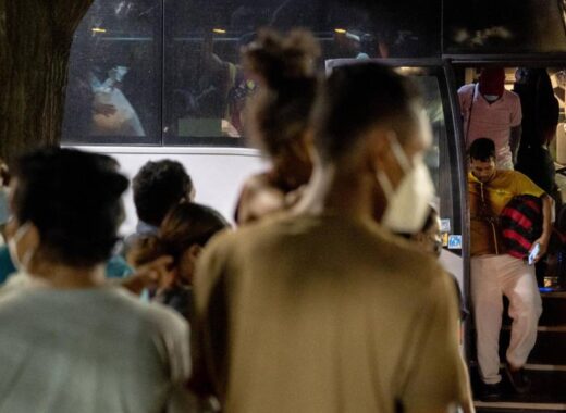 Migrantes venezolanos enviados de Texas a Nueva York AFP Foto