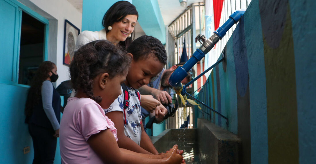 Lata de Agua, con apoyo de Francia llevan agua de lluvia a escuelas en Petare