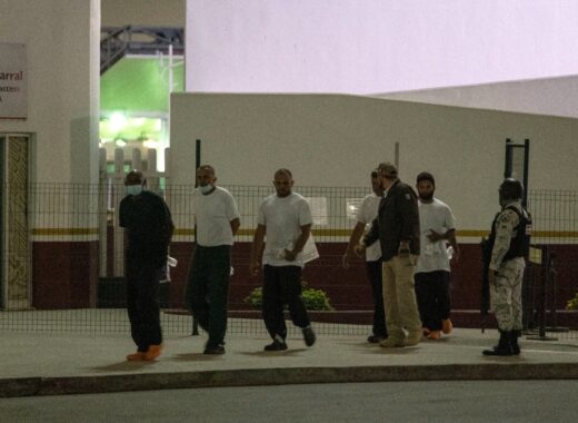 Demócratas piden detener expulsiones migrantes venezolanos