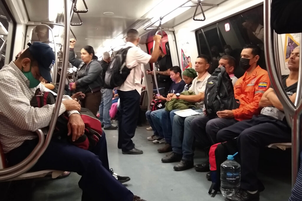 Aumentan el pasaje mínimo a Bs.100 y ya casi alcanza el sueldo básico mensual