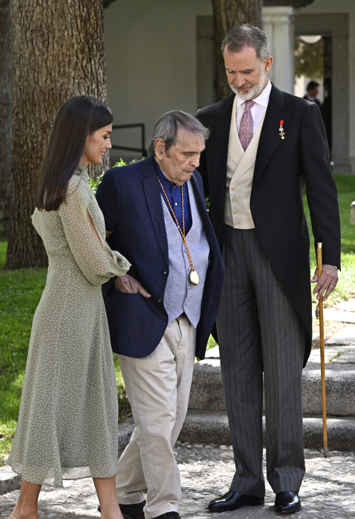 rAFAEL cADENAS RECIBE EL cERVANTES