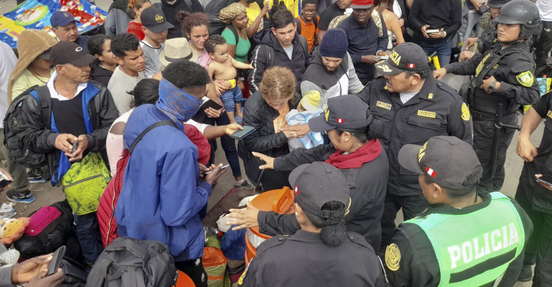 Perú y Chile en crisis fronteriza por migrantes