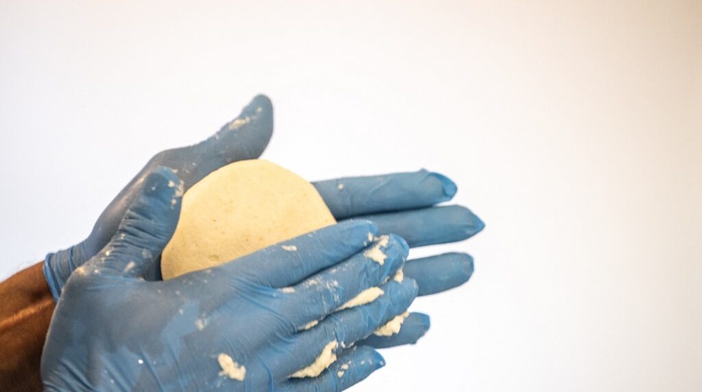 arepa venezolana Arepa preparada en Madrid presentada en una actividad de La Ruta de la Arepa. Foto cortesía