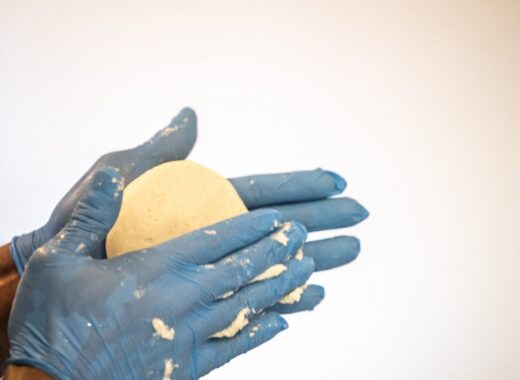 arepa venezolana Arepa preparada en Madrid presentada en una actividad de La Ruta de la Arepa. Foto cortesía