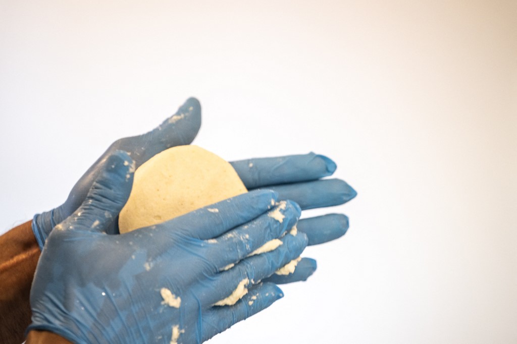 arepa venezolana Arepa preparada en Madrid presentada en una actividad de La Ruta de la Arepa. Foto cortesía 