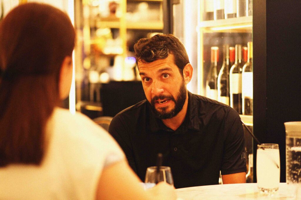 <!-- wp:paragraph --> <p><strong>- ¿Qué opinas sobre los precios de los restaurantes en Venezuela?</strong></p> <!-- /wp:paragraph -->  <!-- wp:paragraph --> <p>- Creo que <strong>los precios se están sincerando</strong>. He escuchado críticas sobre por qué venden a 80 dólares un menú con productos locales. Si supiéramos todas las aristas que están detrás de un producto nacional, se reconsideraría esa crítica. Casi nada de lo que está en el restaurante es nacional. Hay desinformación de lo que vale realmente algo. E incluso se está menospreciando el producto local. </p> <!-- /wp:paragraph -->  <!-- wp:paragraph --> <p><strong>- ¿Pero no crees que sí hay exageración en los precios? Porque no es que sean 80 dólares, es que a veces cobran 200 dólares.  <br></strong></p> <!-- /wp:paragraph -->  <!-- wp:paragraph --> <p>- Yo creo que uno tiene que estar consciente de la necesidad precio-valor. <strong>Lo realmente importante es que te sientas conforme con lo que pagaste</strong>. Lo grave es cuando no hay coherencia entre lo que se cobra y la experiencia que se ofrece. Por ejemplo, René Redzepi (chef danés) cobra 450 dólares por su menú y solo sirve vegetales. Pero detrás de eso hay empleados que ganan lo que deben ganar, hay laboratorios culinarios, no hay deudas con proveedores, se retribuye a la sociedad. Los detalles cuestan. <strong>Más que algo sea caro o barato, lo importante es si el comensal se va contento</strong>. </p> <!-- /wp:paragraph -->  <!-- wp:paragraph --> <p>Estoy de acuerdo en que <strong>no está bien en que un comensal se vaya <em>reventado </em>de la propuesta</strong>. El momento crucial es cuando quien paga la cuenta siente que valió la pena. </p> <!-- /wp:paragraph -->  <!-- wp:paragraph --> <p><strong>- Es ahí cuando se nota el trabajo del chef, como la persona que es el jefe, la que manda en el restaurante. Acertar y cobrar lo justo por la experiencia. </strong></p> <!-- /wp:paragraph -->  <!-- wp:paragraph --> <p>- Creo que hay que hacer cosas para la sociedad y a veces apuntamos a cosas muy elevadas. Si creemos que le vamos a cocinar a un turista que busca productos locales o a un millonario que le encantan las cosas de afuera, no va a funcionar.</p> <!-- /wp:paragraph -->