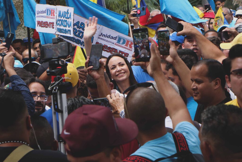 María Corina en baño de pueblo