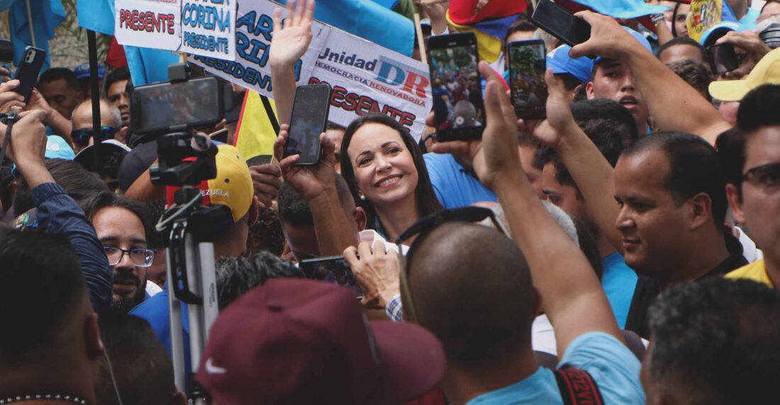 María Corina en baño de pueblo