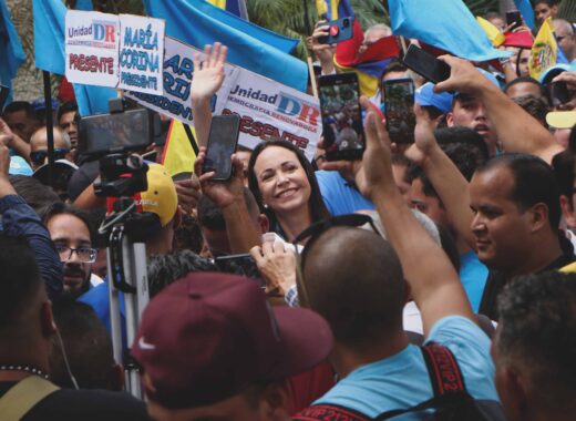 María Corina en baño de pueblo
