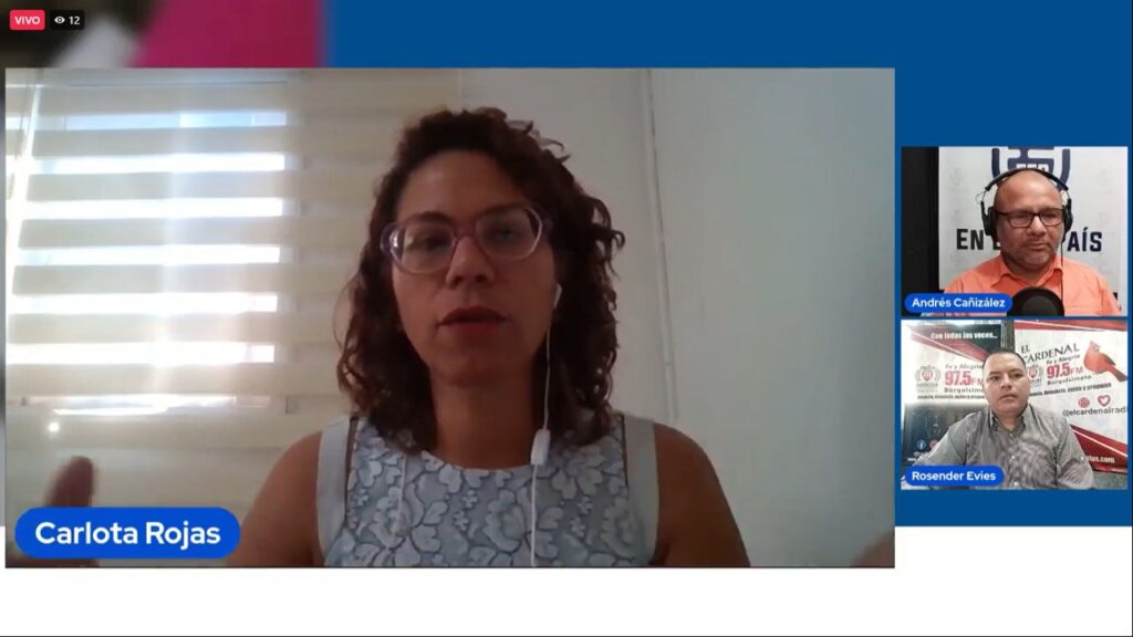 Carlota Rojas, durante su intervención en el foro sobre Fe y Alegría, moderado por Andrés Cañizalez
