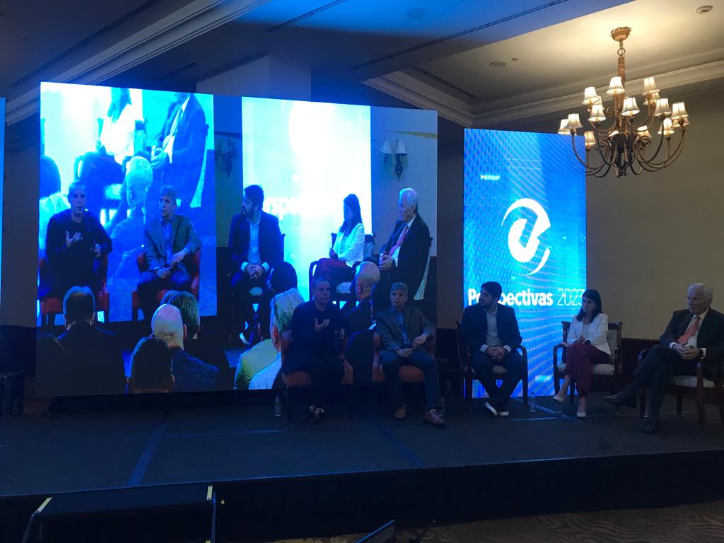 El dólar paralelo subirá hasta Bs 62,5 al cierre del año, la inflación cerrará en 228% y algunos sectores de la economía crecerán un poco más: estas son las previsiones fundamentales de Ecoanalítica para el resto de este 2023 de desilusiones, en una economía entrampada y estabilizada en el foso.