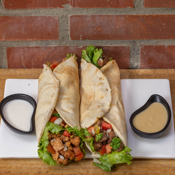 Shawarmas con crema de ajo y de garbanzos. Foto cortesía Pedro Romera