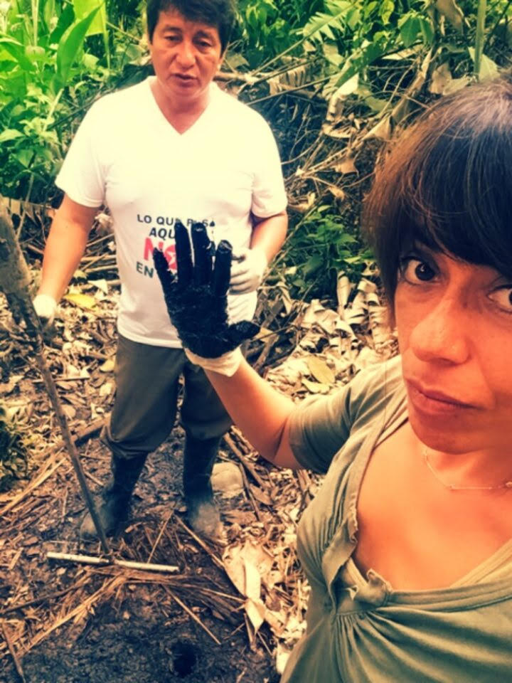 Así dejó la empresa estadounidense Chevrón el suelo del Lago Agrio, en la Amazonia ecuatoriana, con una capa de petróleo en parte de su superficie. Imagen: PxP
