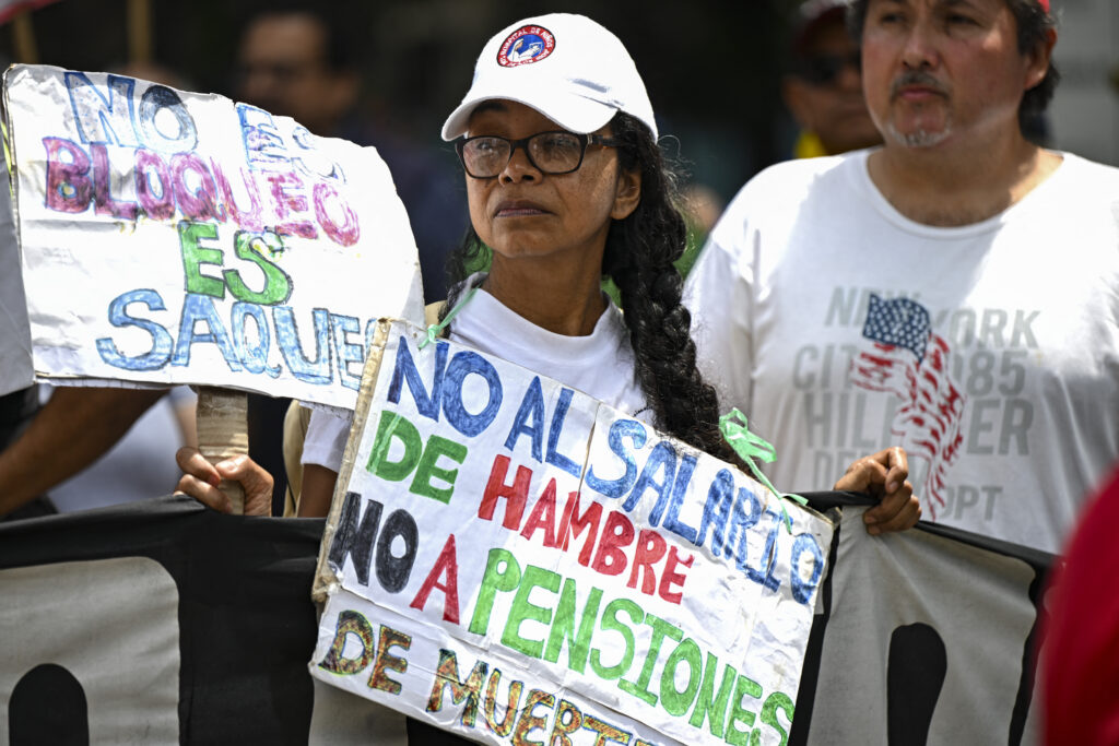 Docentes salen a las calles a protestar en mal inicio de nuevo año escolar