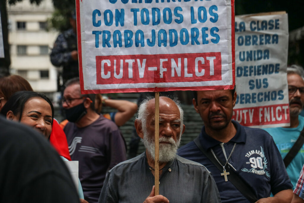 Docentes educadores salen a protestar