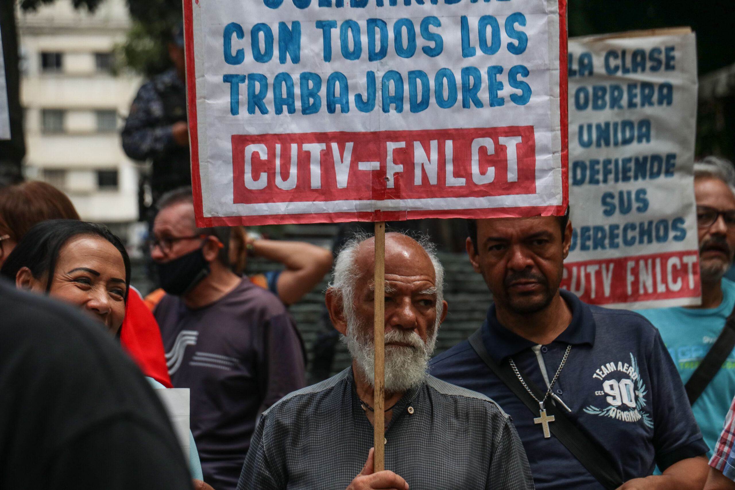 Docentes salen a las calles a protestar en mal inicio de nuevo año escolar