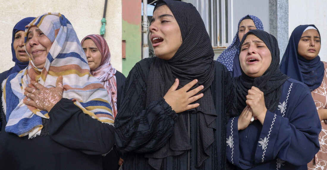 Gza, mujeres lloran a sus partientes víctimasde bombardeos AFP Foto
