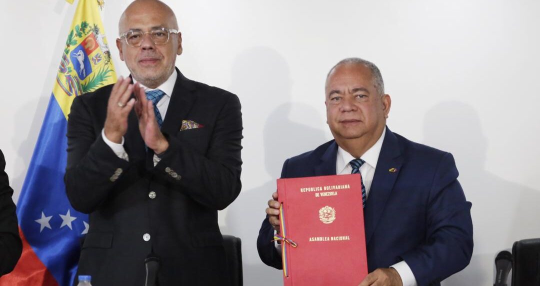 Jorge Rodríguez presenta a Elvis Amoroso consulta sobre Esequibo