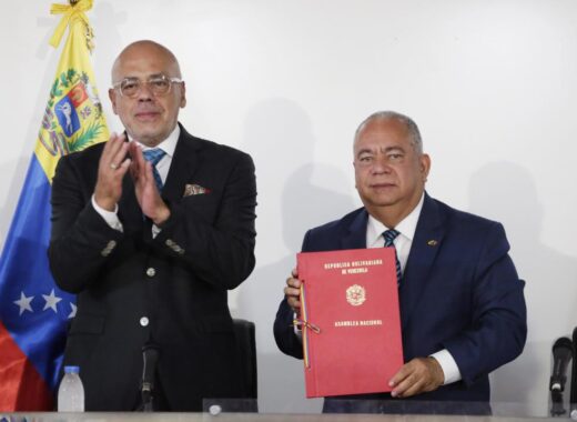 Jorge Rodríguez presenta a Elvis Amoroso consulta sobre Esequibo