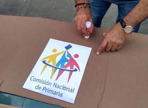 Defender la democracia: ¿de qué? ¿por qué? ¿para qué? ¿cómo? Elección Primaria 2023 Si me presentan una opción creíble, tan unitaria como sea posible, mi intención es votar en esas elecciones convocadas, aunque a sus convocantes obviamente no les interesa que la gente como yo vote y precisamente, tal vez sea un buen motivante llevarles la contraria. Comprendo a quienes no quieren votar. Entiendo el montón de motivos que los desaniman. Respeto su posición, aunque creo que se equivocan. Además, creo que la cuestión no radica en votar o no votar, sino en qué hacer. Porque así como la ciudadanía no es deporte de espectadores, sino ejercicio, la política se hace con acciones, no con omisiones. Creo que lo que hay que hacer es defender la democracia. ¿De qué? Desde arriba, del abuso de poder y desde abajo, de la debilidad y la indiferencia ciudadanas. ¿Por qué? Porque con todos sus defectos, no existe sistema perfecto, la democracia es el orden que nos permite mejores posibilidades de vida digna. Así lo sentimos casi todos los venezolanos, tanto que hasta los que defienden modelos autoritarios y hasta totalitarios, prefieren disimularlo porque no se atreven a admitirlo. La democracia en la que creo es esa tan bien definida por Eugene McCarthy: “Una filosofía de organización política y social que da a los individuos un máximo de libertad y un máximo de responsabilidad”. ¿Para qué? Para vivir y progresar en libertad y en paz. Para que regresemos al camino largo, difícil, a veces tortuoso del que nos hemos extraviado de la construcción de ese Estado Social de Derecho y de Justicia que define la Constitución, del que nuestra realidad social cada día se distancia más. Para que el gobierno gobierne para todos, el legislativo represente, legisle y controle para todos, para que la justicia sea justa para todos, para que el Estado Federal Descentralizado sea realidad eficaz y para que cada órgano del poder público nos sirva a todos en el cumplimiento de sus funciones, ni una más ni una menos. Para que no se confunda a un partido con el Estado. Para que Venezuela vuelva a ser respetada en América Latina y el mundo y esta nacionalidad que nos enorgullece, sea título de oportunidades aquí y prestigio afuera. ¿Cómo? Los que ejercen poder, cumpliendo sus deberes y atribuciones según la Constitución, ni más ni menos. Los que aspiran legítimamente a ejercerlo, presentándonos alternativas políticas, estratégicas y programáticas serias por su realismo, convincentes por su visión de futuro. Los ciudadanos, luchando con los medios a nuestro alcance, medios restringidos en espacios encogidos, ciertamente, por eso no podemos desperdiciar ninguno. Y uno es el voto. Con él recordamos que existimos y no podemos ser olvidados, reclamamos, proponemos y ponemos al poder en el brete de correr o encaramarse, de colaborar con que el país avance o estorbarle a cualquier precio. El miércoles de la semana pasada, en la Asociación de Profesores de la UCV, mi Alma Mater, se reunió un respetable grupo de ciudadanos, muchos que son mis amigos y otros no, con muchos de los cuales he compartido posiciones y con otros no, para presentar la Red DECIDE, por la Defensa Ciudadana de la Democracia. Creo que eso es lo que hay que hacer. Soy solidario con su pronunciamiento.