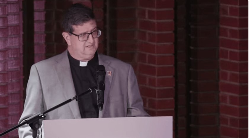 La Ucab celebra 70 años en emotivo acto. El sacerdote Arturo Peraza, durante su discurso oficial