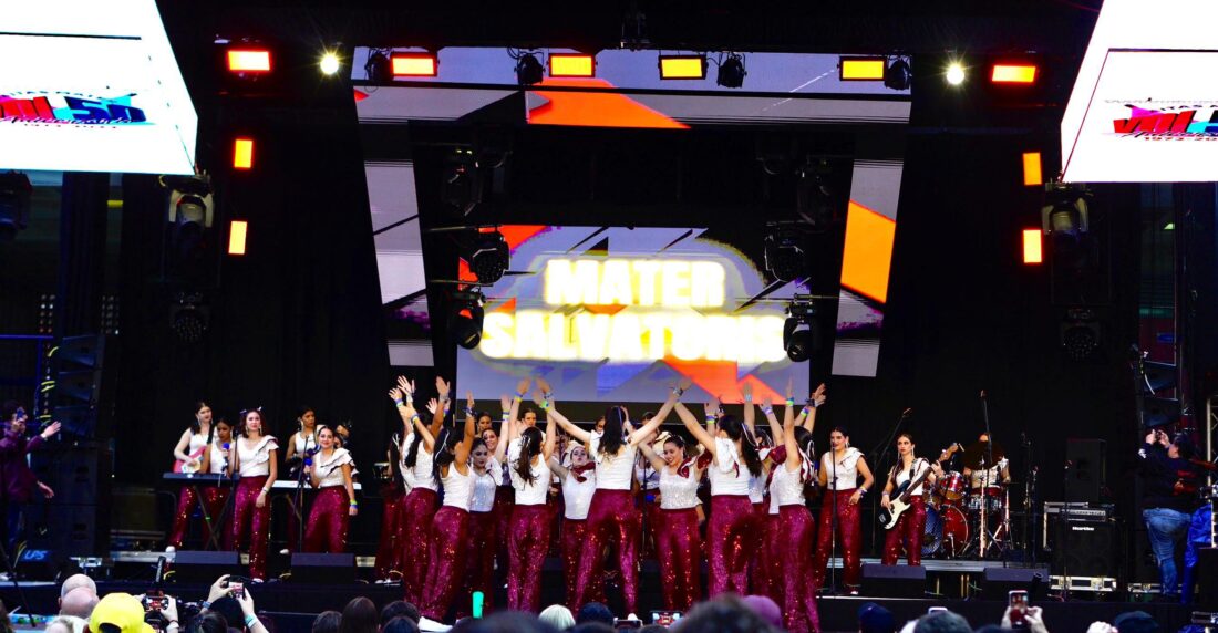 Gaiteras del Colegio Mater Salvatoris. Foto cortesía de Tadeo Astorga.