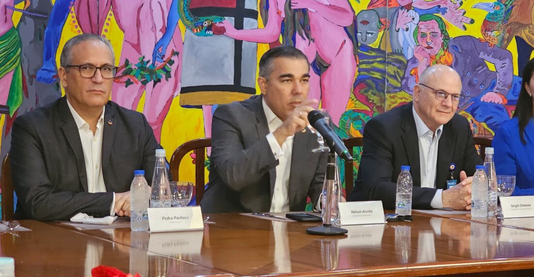 Directivos del Banco Mercantil, durante presentación del nuevo servicio