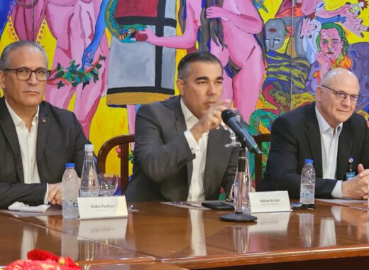 Directivos del Banco Mercantil, durante presentación del nuevo servicio