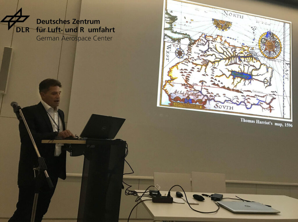 El arqueólogo venezolano José Miguel Pérez-Gómez, de la Universidad Simón Bolívar presentando los resultados de su trabajo en el Centro Aeroespacial Alemán. Fotografía de Giovanni Marchisio