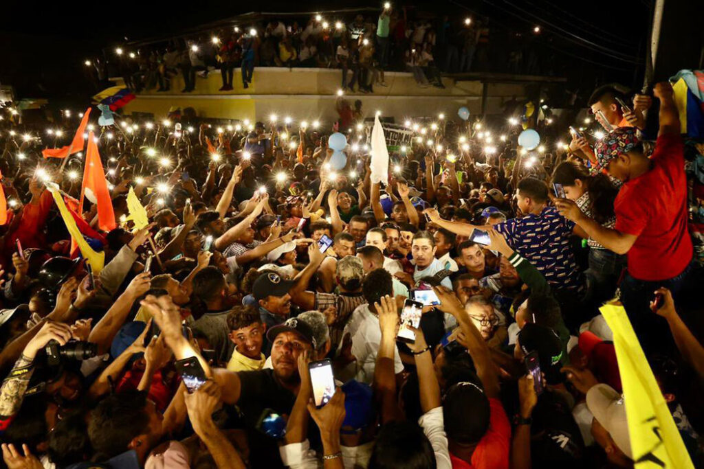 desinforma campaña redes sociales 
