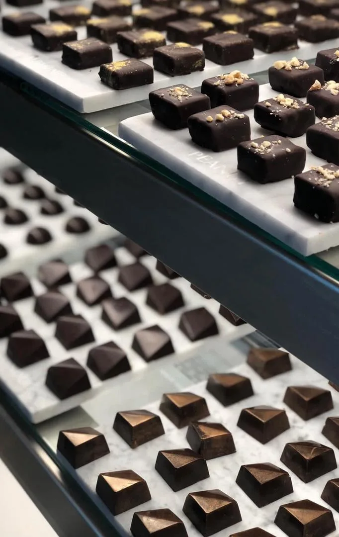 Hay valientes que, al emigrar, decidieron trabajar para que otros puedan saborear la riqueza de Venezuela: el cacao venezolano. Y no solo eso, también lo han llevado a las cumbres de los premios internacionales, ganando medallas y menciones para tabletas y bombones de varios orígenes.