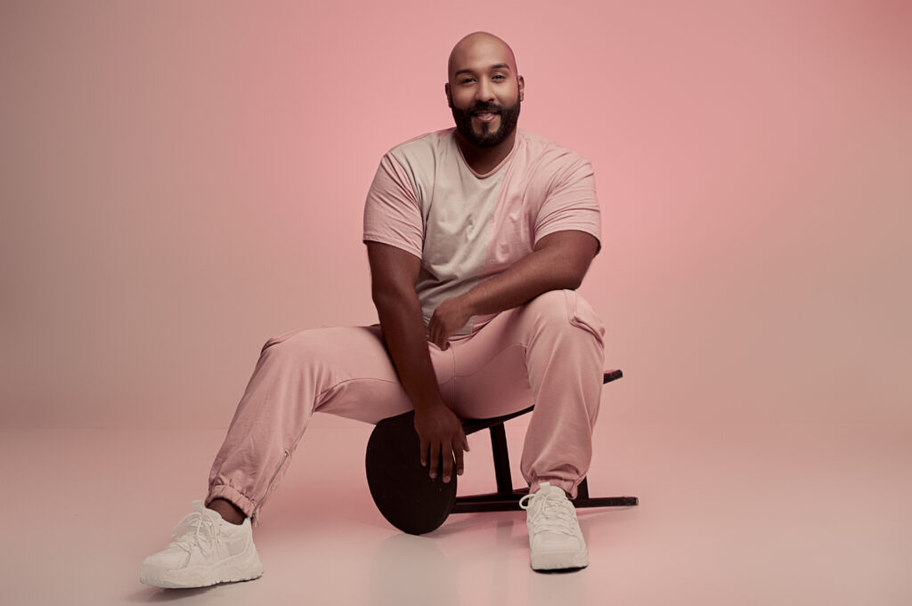 El cantante Lester Frías relanza su carrera con un concierto en Caracas