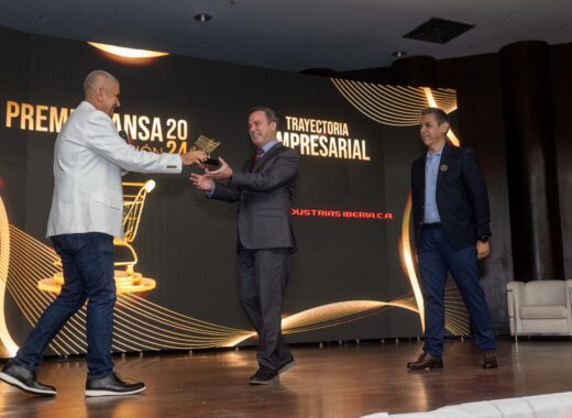 Alberto García-Ramos muestra con orgullo en el Premio Ansa