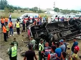 6 muertos y 25 heridos por volcamiento de autobús entre Maracay y Valencia