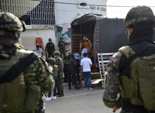 Colombianos llegan a Venezuela por guerra en la frontera