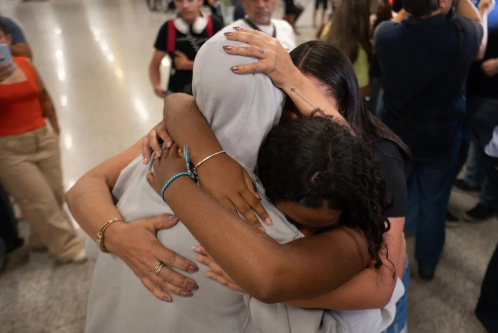 Petro niega la entrada de deportados y Trump responde cerrando la sección de visas en Colombia