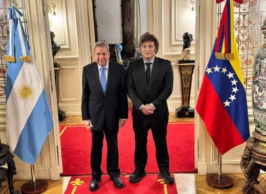 Javier Milei recibe a Edmundo González con honores de Presidente de Venezuela