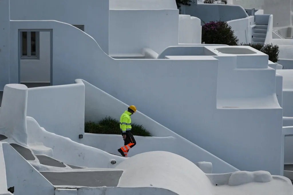 está asentada sobre un volcán que entró en erupción por última vez en 1950, aunque según un comité de expertos los sismos actuales "no están relacionados con la actividad volcánica" sino más bien con movimientos tectónicos.