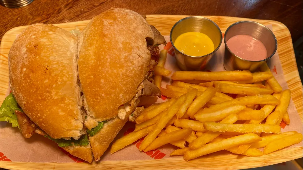 Es un sándwich que se sirve caliente. 