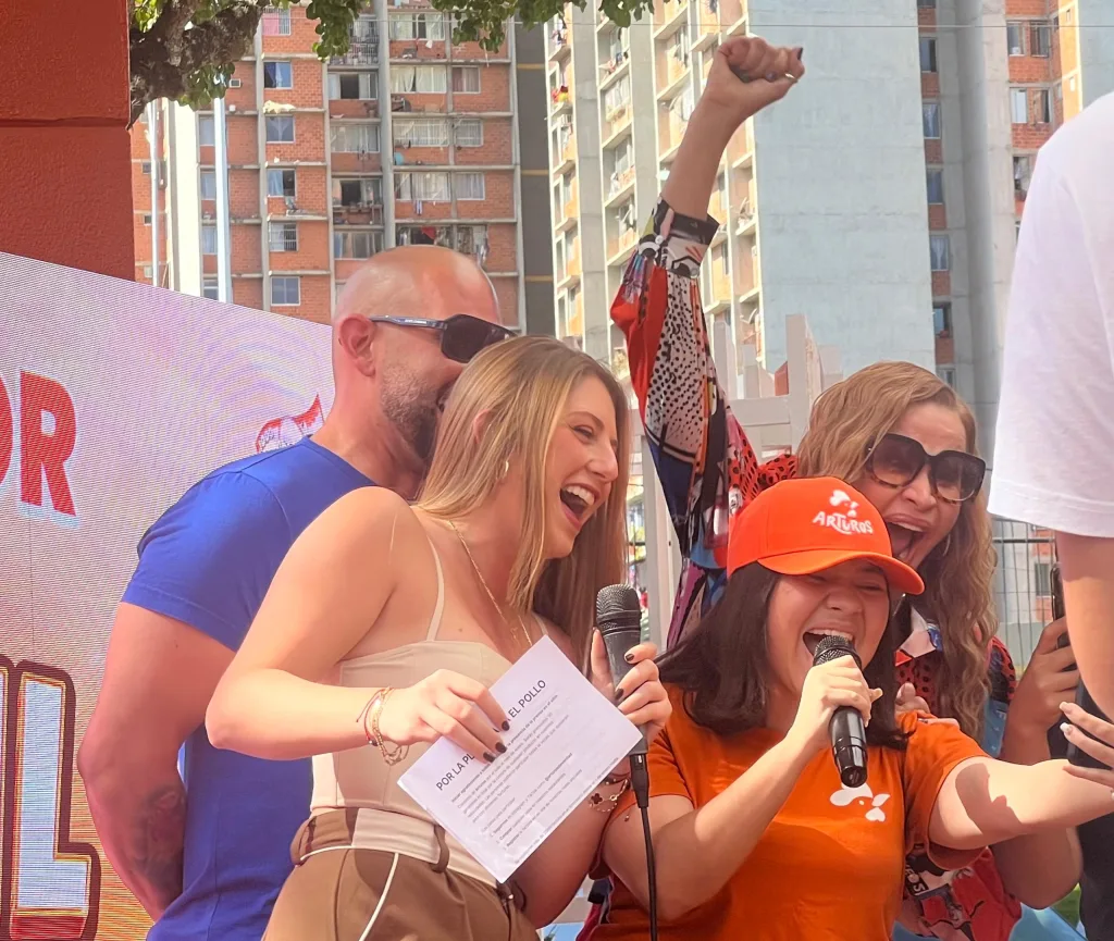 Momento en el que se comunican con la ganadora de 10.000 dolares del concurso 