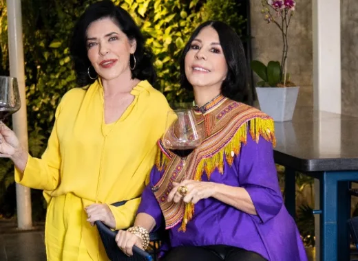 Decididas a pasarla bien y compartir el goce por la vida, Angela Oráa y Marianella Salazar hacen un dúo sibarita para alzar las copas y brindar hasta más no poder