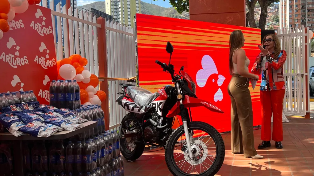 Por la plata baila el pollo: Arturos entregó $10.000 y varios premios más
