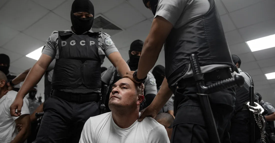 Deportaciones a EL Salvador Un juez suspende la expulsión de migrantes y Trump quiere que lo destituyan