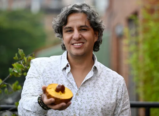 El "señor de las frutas" de Colombia descubre los secretos de las más raras