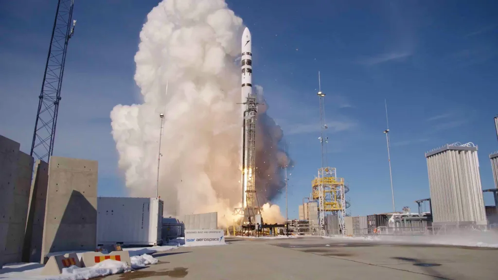 Esta foto, proporcionada el 30 de marzo de 2025 por la empresa Isar Aerospace, muestra el despegue del cohete "Spectrum" de la compañía espacial alemana Isar Aerospace, que explotó segundos después de su lanzamiento en el puerto espacial de Andoya, Noruega.